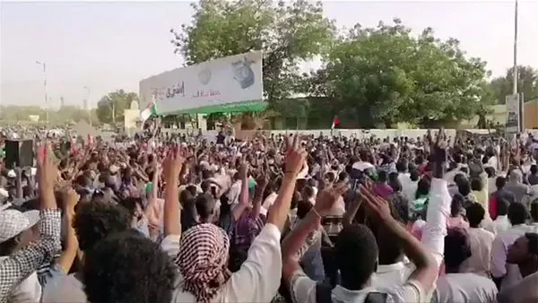 Những người biểu tình chống lại ông Bashir hò reo vui mừng