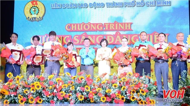 Nhiều đảng viên trẻ xuất thân từ công nhân được tuyên dương Gương sáng đảng viên. 