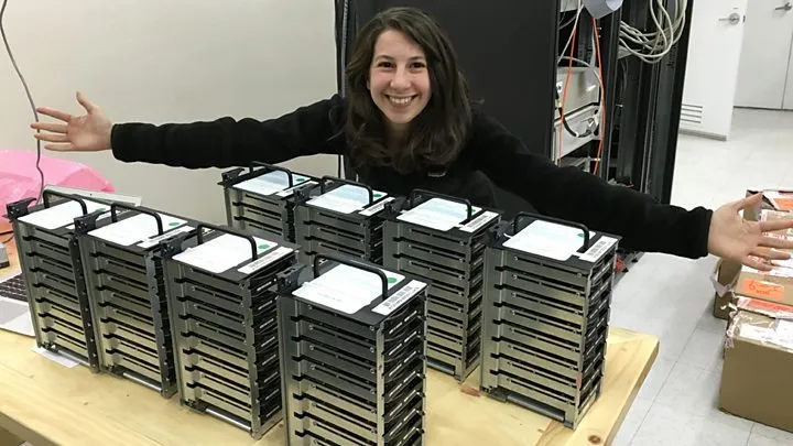 Katie Bouman và ổ đĩa lưu trữ dữ liệu cho dự án xây dựng hình ảnh hố đen