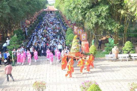 Lễ Giỗ tổ Hùng Vương diễn ra ở Khu tưởng niệm các Vua Hùng TP HCM. Ảnh: NLĐ