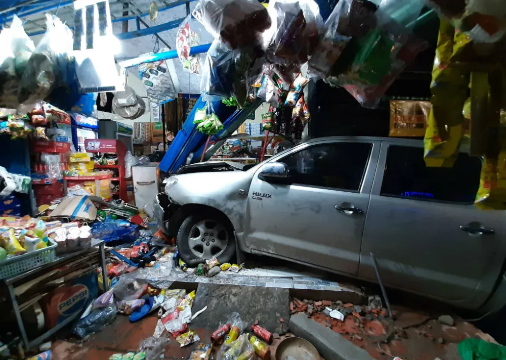 Tai nạn giao thông 14/4: Xe bán tải tông sập tiệm tạp hóa ở Bình Dương