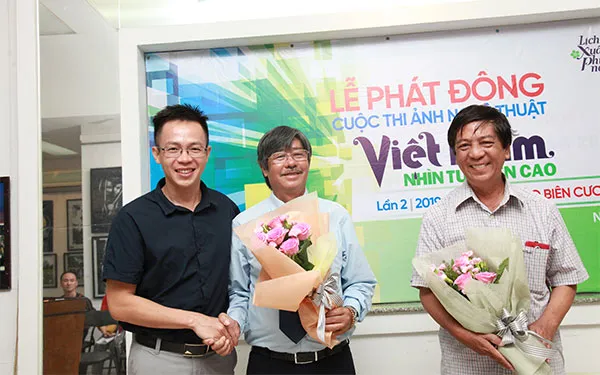 Nhà tài trợ, ông Nguyễn Hà Quốc Anh trao hoa cho Đại diện Ban Tổ chức và Hội Đồng Giám khảo