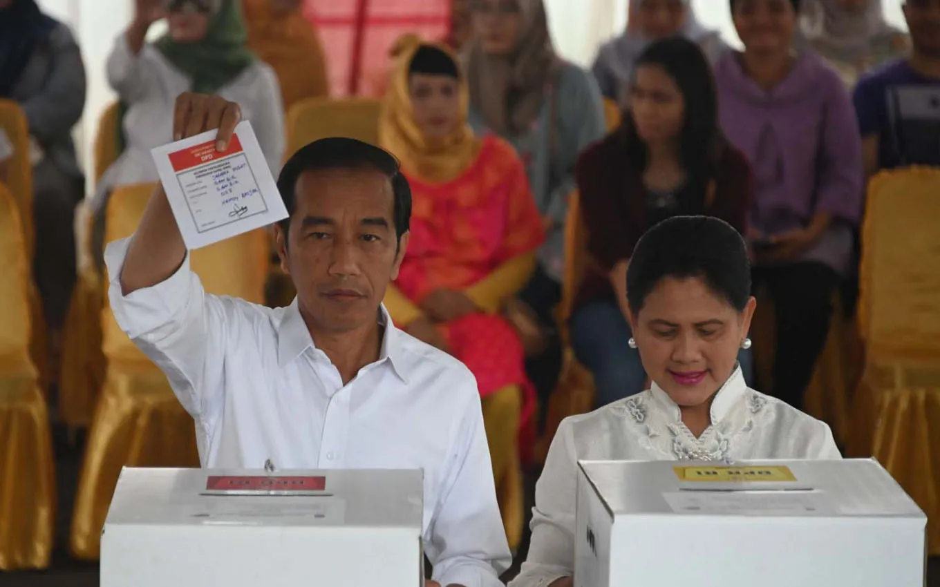 ổng thống đương nhiệm Jokowi và vợ bỏ phiếu tại điểm bầu cử ở Gambir (Ảnh: JKTPost)