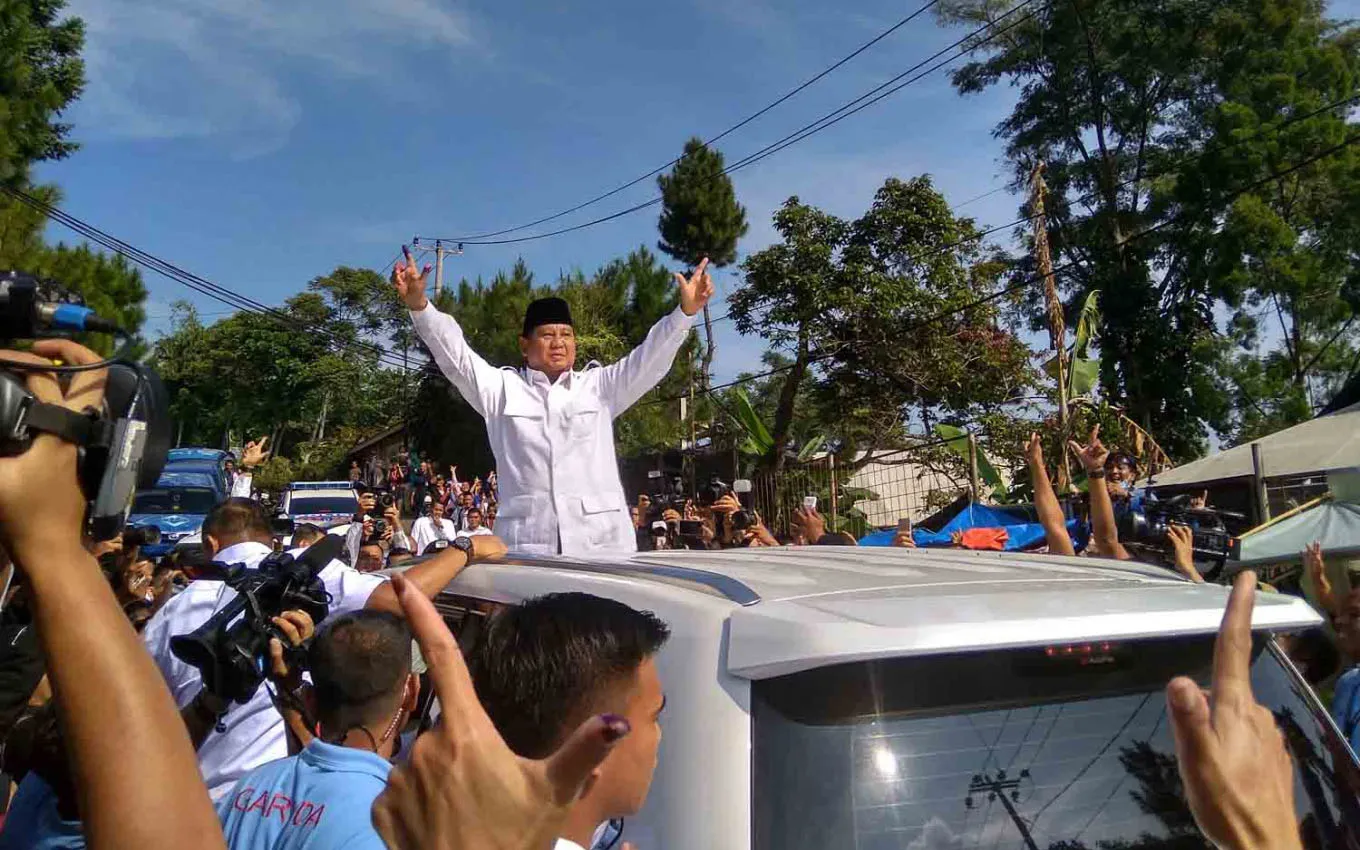 Ông P.Sunbianto trong vòng vây người ủng hộ sau khi bỏ phiếu tại Bogor (Ảnh: JKTPost)