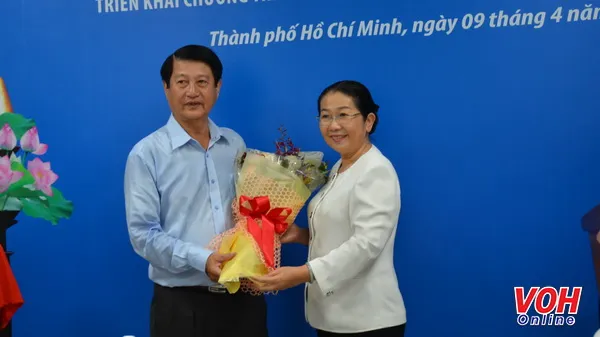 Bà Võ Thị Dung, Phó Bí thư Thành ủy trao quyết định cho ông Lê Trọng Hiếu