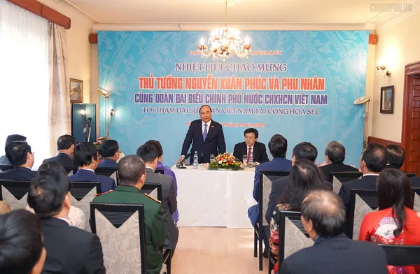 Thủ tướng thăm Đại sứ quán Việt Nam tại Czech