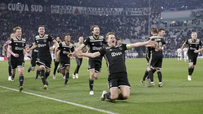 Niềm vui vỡ oà với các cầu thủ Ajax sau khi vượt qua Juventus để vào bán kết Cup C1