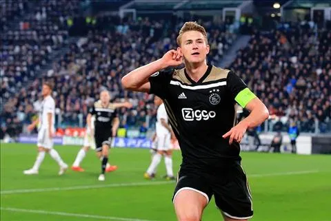 Ajax đánh bại Juventus 2-1