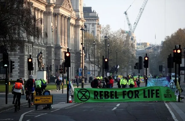 Nhóm người biểu tình tập trung tại khu vực tòa nhà Quốc hội ở London, Anh ngày 17/4/2019 (Ảnh: Reuters)