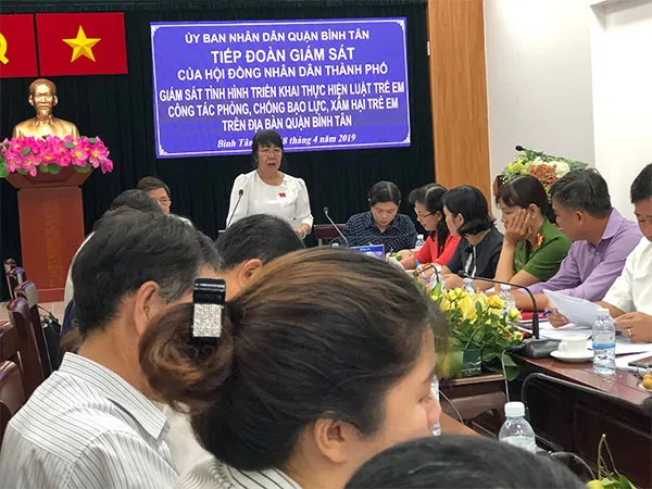 Bà Thi Thị Tuyết Nhung, Trưởng Ban Văn hóa- Xã hội, HĐND TPHCM phát biểu 