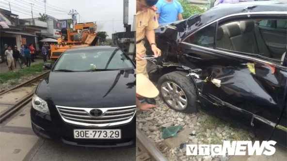 Hiện trường vụ tai nạn đoàn tàu đâm vào đuôi xe ôtô - Ảnh VTC
