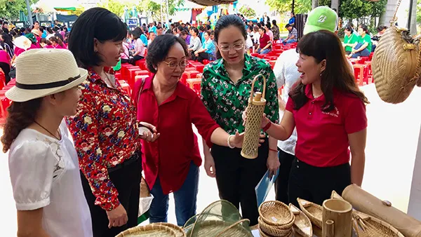 Bà Nguyễn Thị Ngọc Bích (áo hoa màu xanh) – Chủ tịch Hội LHPN TP tham quan sản phẩm thân thiện với môi trường tại Lễ phát động phong trào “Chống rác thải nhựa”