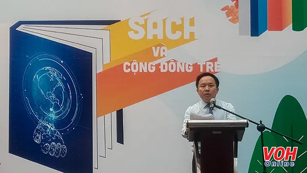 Ông Từ Lương, Phó Giám đốc Sở Thông tin và Truyền Thông TPHCM phát biểu khai mạc Ngày Sách Việt Nam lần thứ 6 tại  Đường sách Thành Phố Hồ Chí Minh.