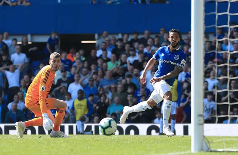Thủ môn De Gea của MU bất lực trong việc cản phá pha dứt điểm của tiền vệ Theo Walcott của Everton.
