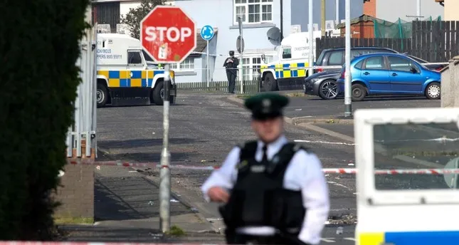 Cảnh sát bảo vệ khu vực nơi nhà báo bị bắn chết giữa lúc bạo loạn tại khu vực Creggan của Derry ở Bắc Ireland vào ngày 19/4
