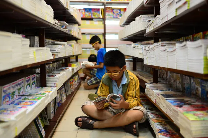 Trẻ em đọc sách tại nhà sách Fahasha Tân Định, TPHCM