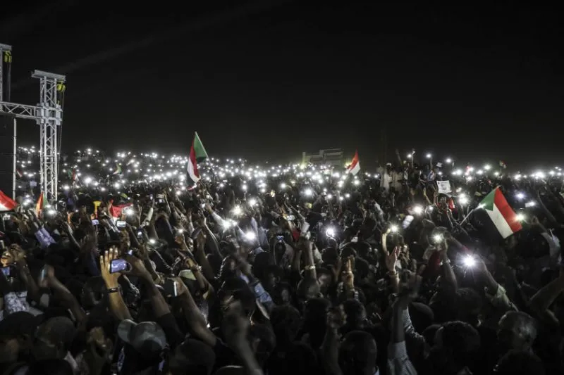 Người biểu tình tụ tập đêm 21/4 vừa qua tại Sudan.