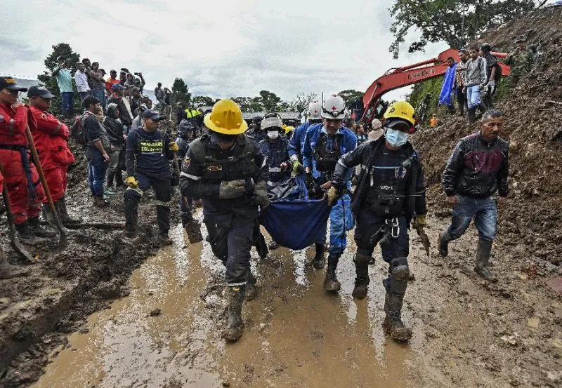 Đội cứu hộ làm nhiệm vụ sau khi xảy ra lở đất nghiêm trọng tại Colombia ngày 21/4.