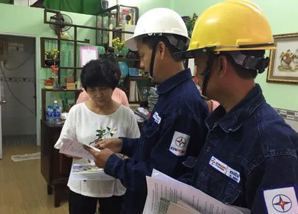 Công nhân EVNHCMC tuyên truyền sử dụng điện an toàn, tiết kiệm cho khách hàng