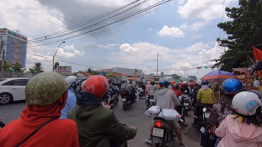 Quốc lộ 1 đoạn qua huyện Châu Thành, Tiền Giang ùn ứ xe lúc 12 giờ. Ảnh: NLD