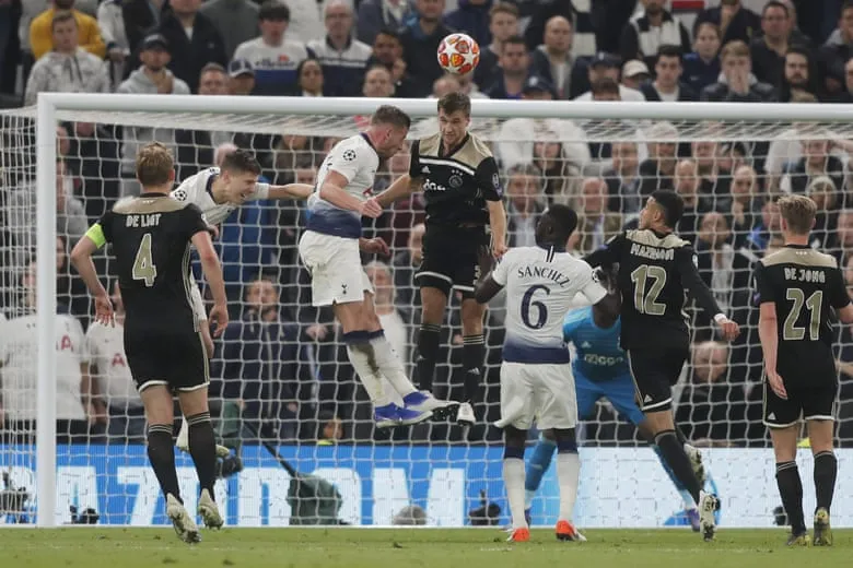 Cầu thủ Toby Alderweireld của Tottenham tung cú đánh đầu nhưng không thể ghi bàn vào lưới Ajax tại lượt đi bán kết Champions League 2019.