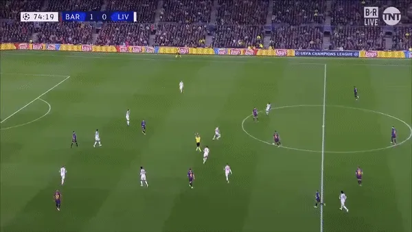 Lionel Messi đệm bóng vào khung thành bỏ trống sau cú sút đi trúng xà của Luis Suarez