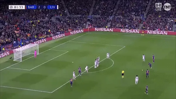 Messi khiến sân Nou Camp nổ tung với một siêu phẩm sút phạt từ cự ly gần 30 m