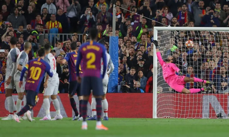 Messi thực hiện pha sút phạt hàng rào đẳng cấp, ghi bàn cho Barcelona.