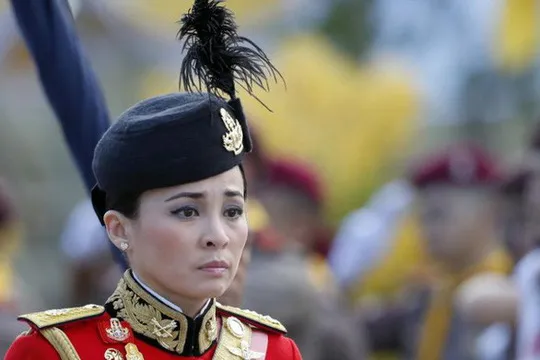 Quốc vương Maha Vajiralongkorn, Nữ tướng, Hoàng hậu Thái Lan, hoàng gia Thái Lan