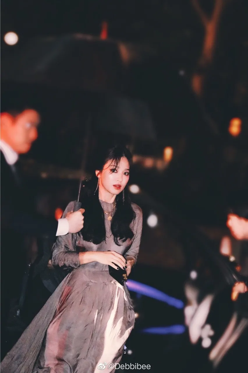 Song Hye Kyo gây hoang mang vì xuất hiện quyến rũ tại Mỹ nhưng nhẫn cưới ‘biệt vô âm tín' 5