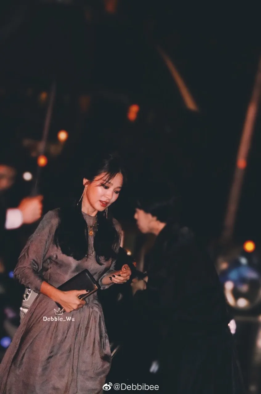 Song Hye Kyo gây hoang mang vì xuất hiện quyến rũ tại Mỹ nhưng nhẫn cưới ‘biệt vô âm tín' 4