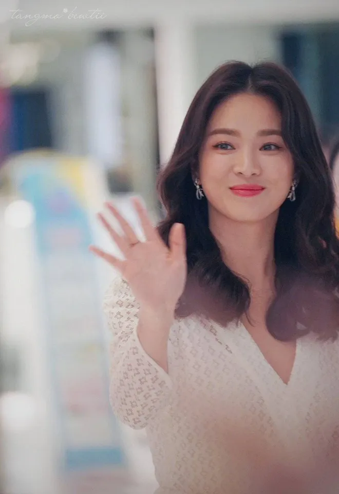 Song Hye Kyo gây hoang mang vì xuất hiện quyến rũ tại Mỹ nhưng nhẫn cưới ‘biệt vô âm tín' 2