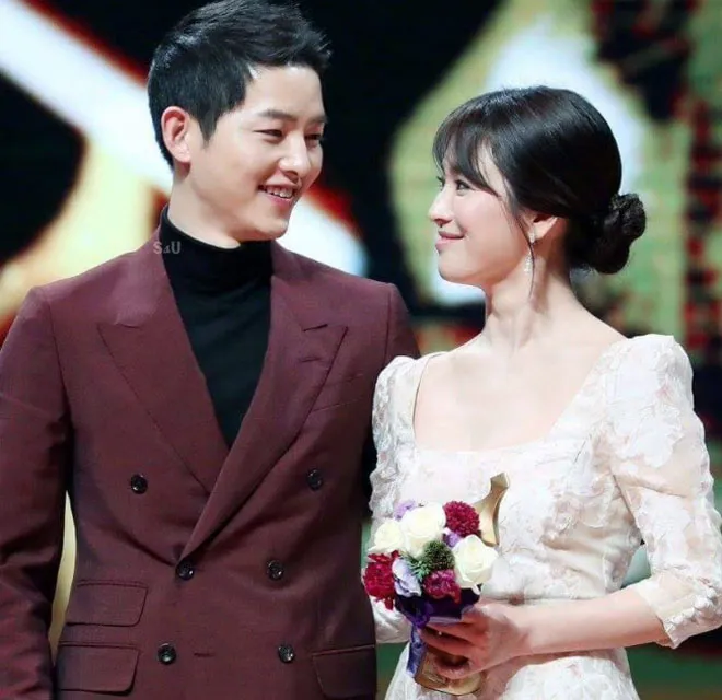 Song Hye Kyo gây hoang mang vì xuất hiện quyến rũ tại Mỹ nhưng nhẫn cưới ‘biệt vô âm tín' 15