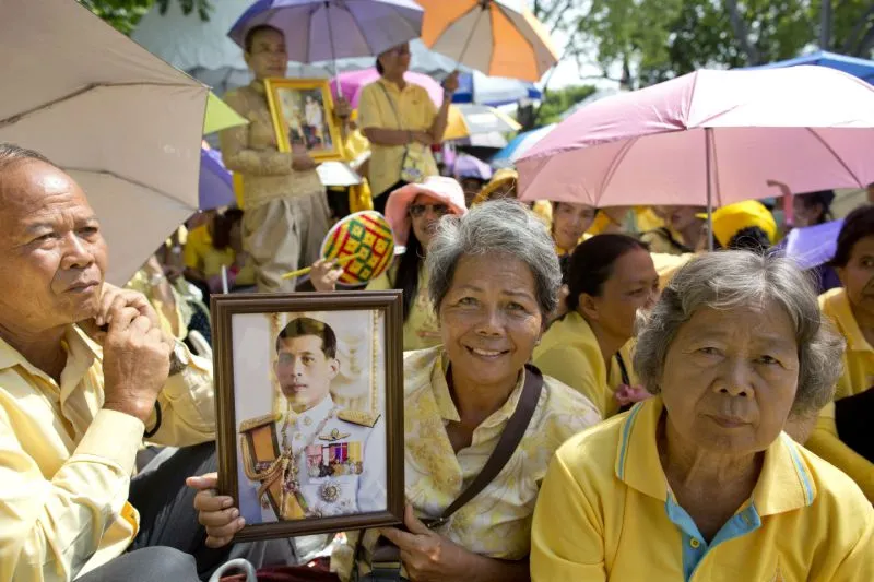 Người dân Thái Lan đón chờ nhìn thấy Tân Quốc vương.