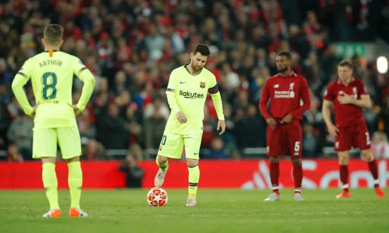 Liên tiếp bị sút tung lươí, Messi và đồng đội thất thần không biết chuyện gì xảy ra.