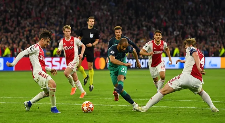 Trong vòng vây các cầu thủ Ajax, Moura tung cú sút hoàn thành cúp hat-trick giúp Tottenham ngược dòng thành công.