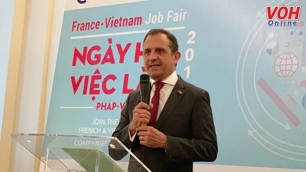 Tổng Lãnh Sự Pháp - ông Vincent Floréani phát biểu tại họp báo. 
