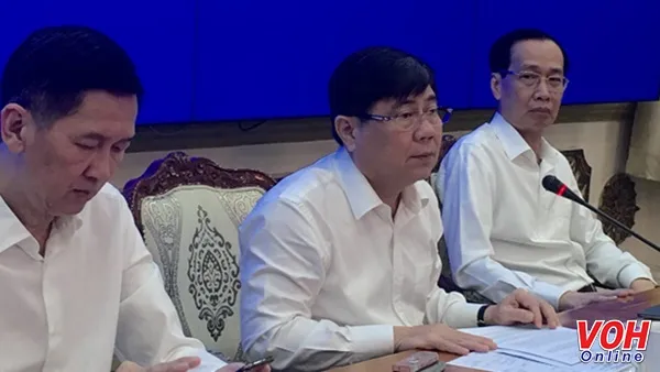 Chủ tịch UBND TP Nguyễn Thành Phong (giữa) chủ trì cuộc họp.