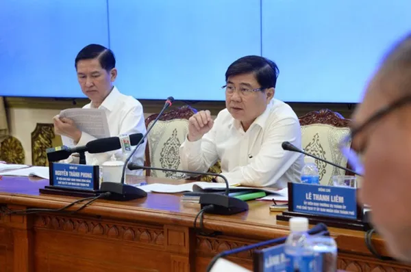 Chủ tịch UBND TP Nguyễn Thành Phong yêu cầu các cơ quan quyết liệt triển khai các giải pháp chống dịch - Ảnh: TTO 