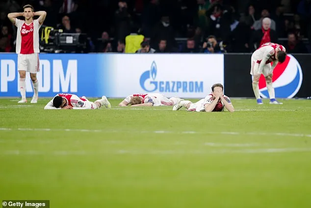 Những chàng trai trẻ của Ajax nằm sân khóc nức nở sau trận thua nghiệt ngã trước Tottenham và mất vé chung kết Champions League.