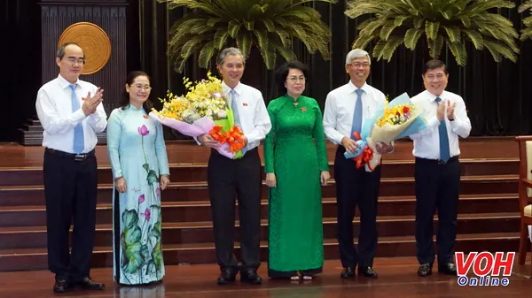 Lãnh đạo TPHCM chúc mừng 2  Phó Chủ tịch UBND TPHCM Võ Văn Hoan và Ngô Minh Châu.