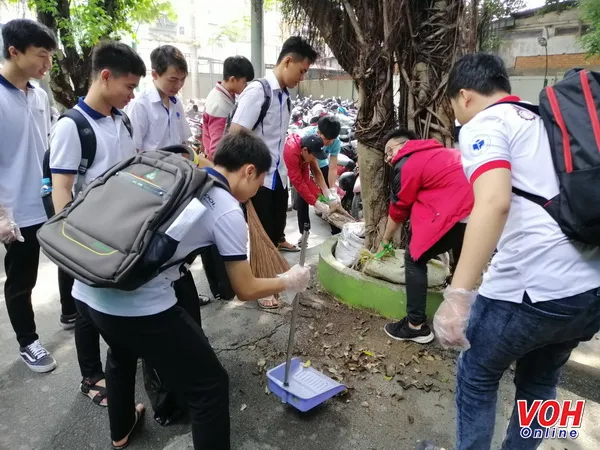 Sinh viên dọn vệ sinh và phân chia rác thải nhựa