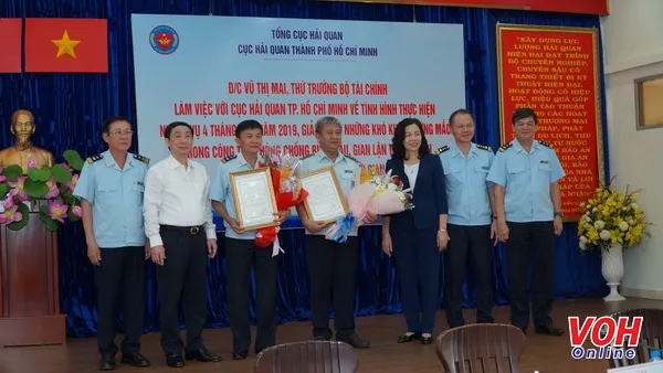 Thứ trưởng Bộ Tài chính Vũ Thị Mai thưởng nóng cho Đội Kiểm soát ma túy – Cục Hải quan TPHCM