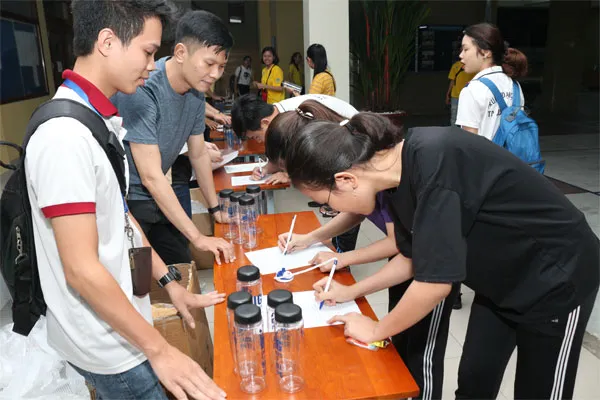 Hơn 1.000 sinh viên được tặng bình nước tái sử dụng nhiều lần