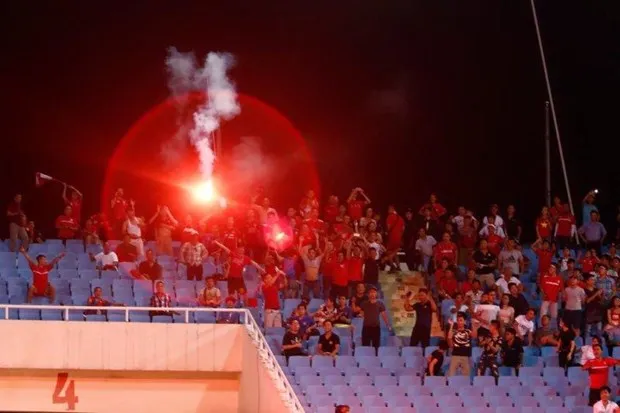 Không chỉ riêng trận đấu cấp châu lục của đội tuyển, tình trạng pháo sáng vẫn diễn ra ở giải V-League. Ảnh minh hoạ