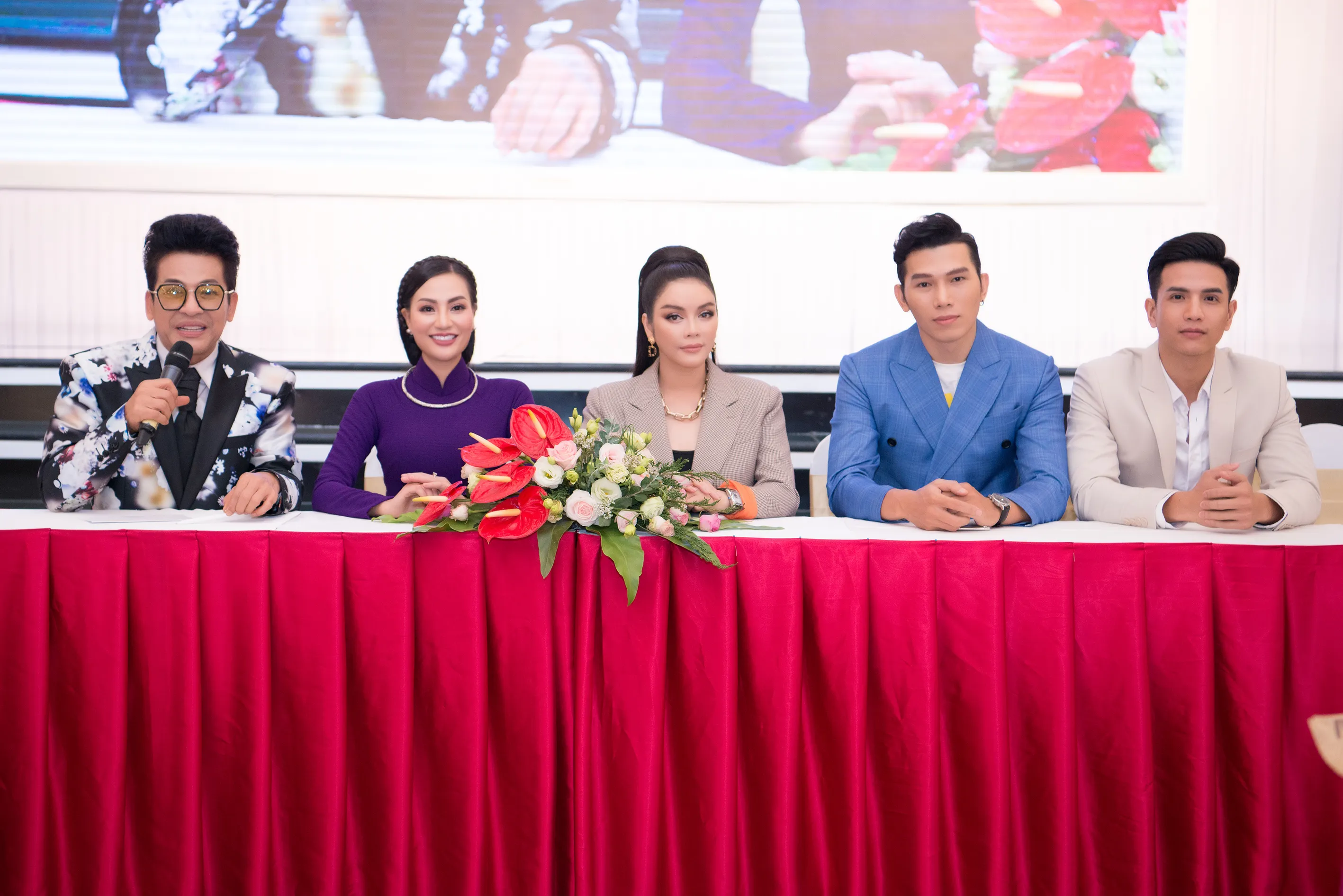 Các thành viên Ban giám khảo cuộc thi Ms & Mr Asia Business 2019 do Nhung Trần Media tổ chức. 