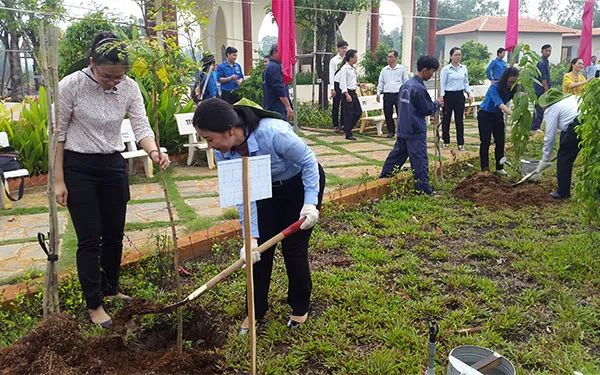 các đại biểu tham dự thực hiện trồng cây tại buổi lễ phát động dịp 19/5
