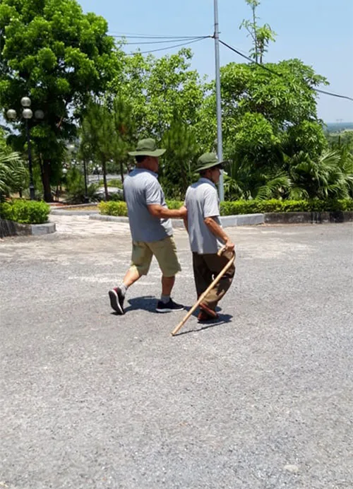 Hằng ngày vẫn luôn có những cựu chiến binh từ khắp mọi miền của tổ quốc  đến viếng đồng đội đã nằm xuống vì quê hương