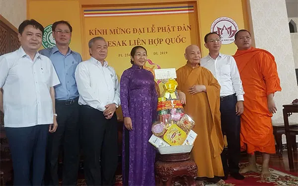 Phó Bí thư Thành ủy TP Võ Thị Dung thăm và chúc mừng Đại lễ Phật đản năm 20