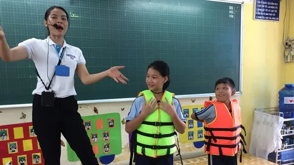 Học sinh Trường tiểu học Nguyễn Thanh Tuyền, Quận Tân Bình tham gia tiết học về kỹ năng phòng chống đuối nước. 